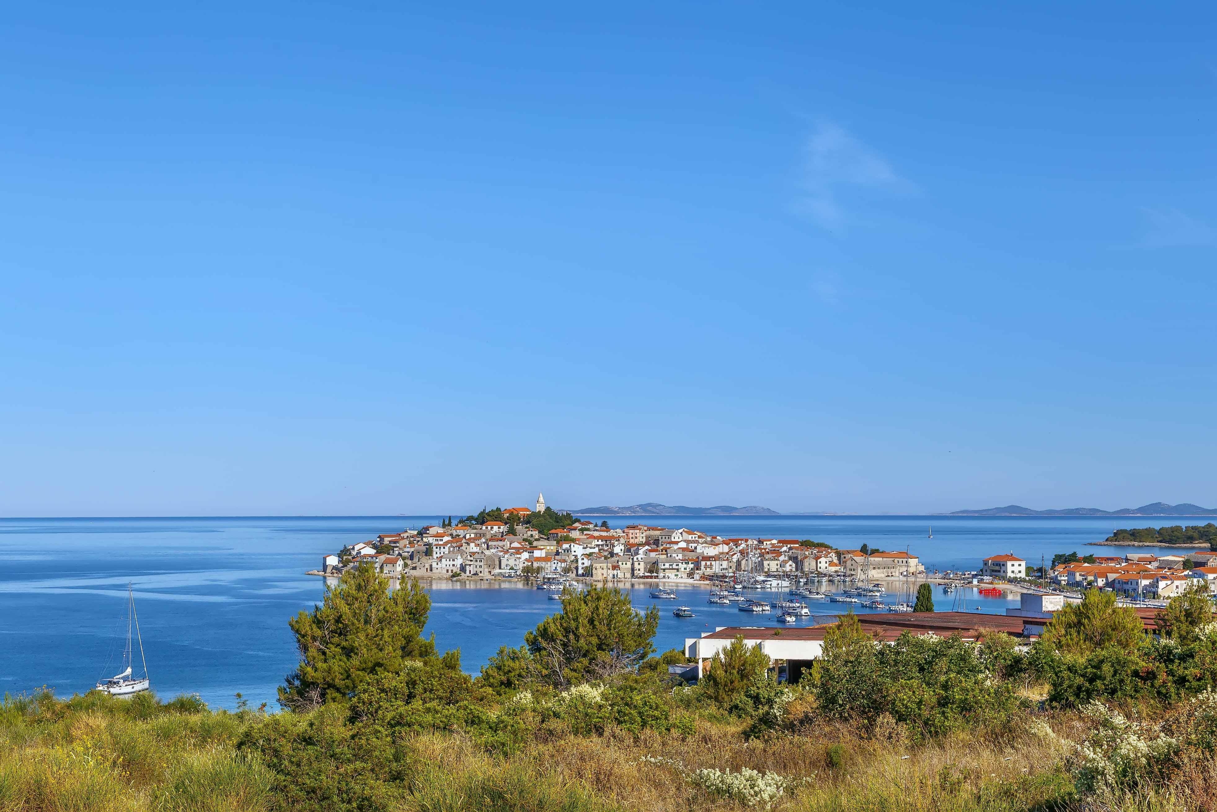 Вид на исторический город Рогозница на полуострове в море, Хорватия
