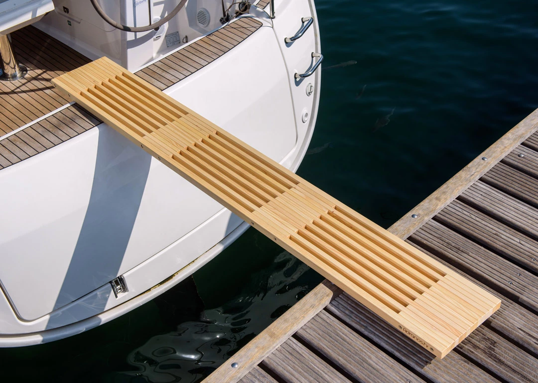 A beautiful, solid, light and safe gangway allows us to board comfortably in any situation