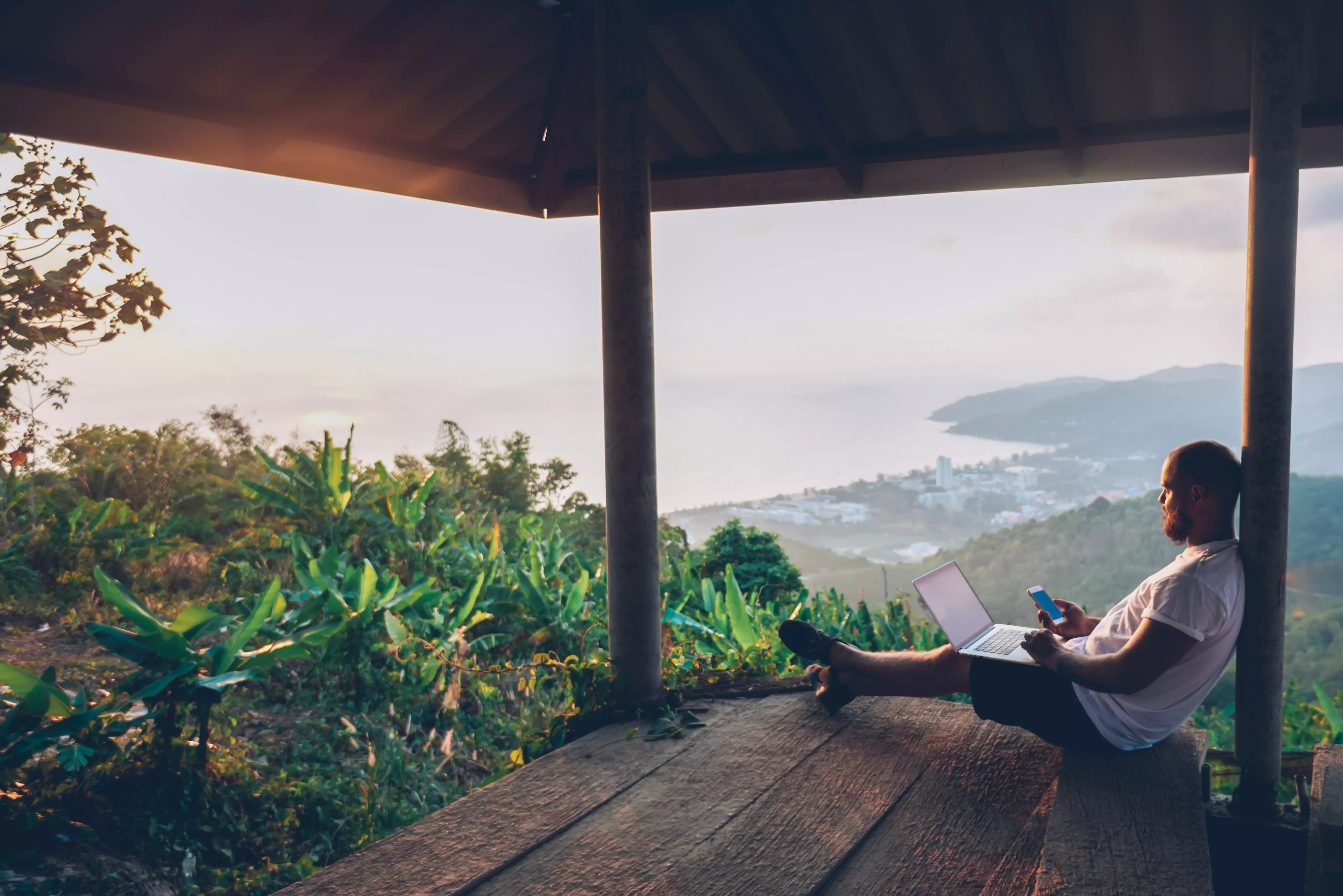 Reading in the mountains. Фрилансер на природе. Фриланс. Фриланс в горах. Фрилансеры на Бали.