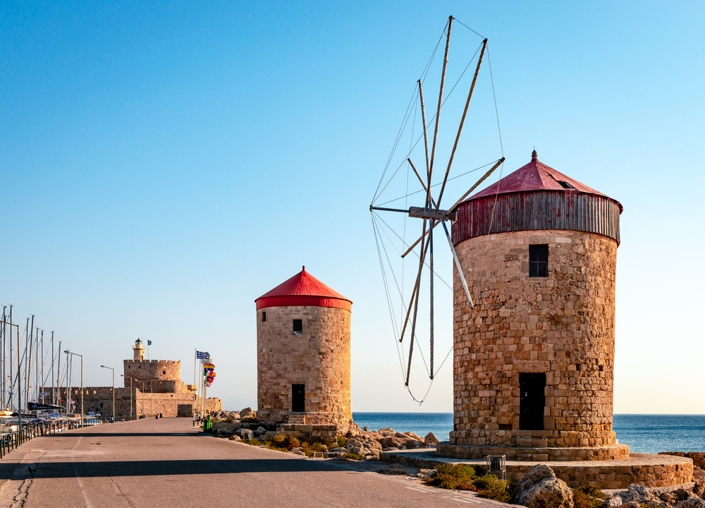 Sul frangente lungo del porto di Mandraki, a Rodi, in Grecia, si trovano questi mulini a vento medievali