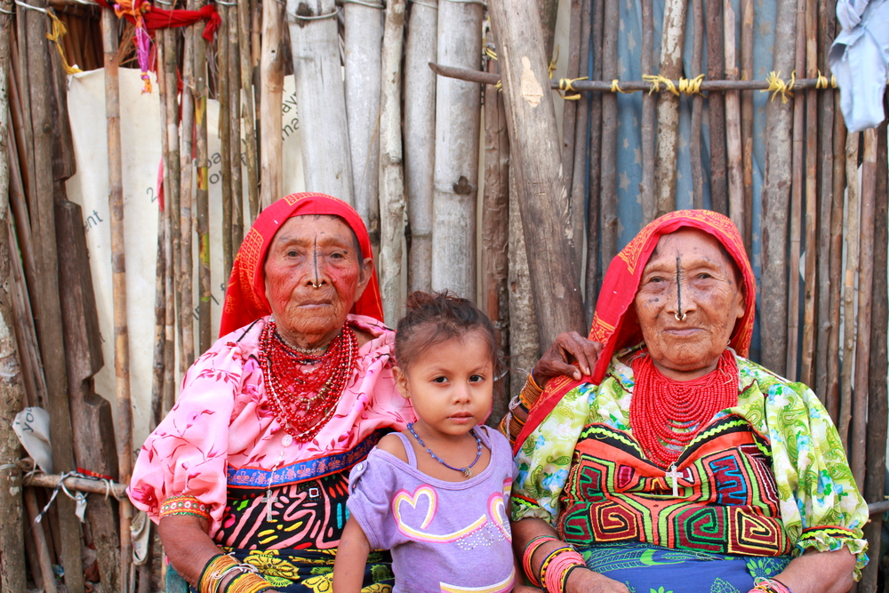 Villaggio "Playón Chico", Panama - 4 agosto 2014: Tre generazioni di donne indiane kuna in abiti nativi vendono abiti artigianali ai viaggiatori, regione di San Blas, Panama.