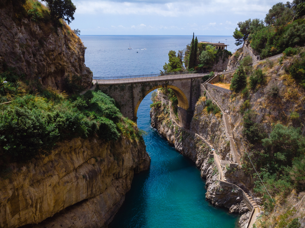 Il ponte che attraversa il suggestivo Fiordo di Furore