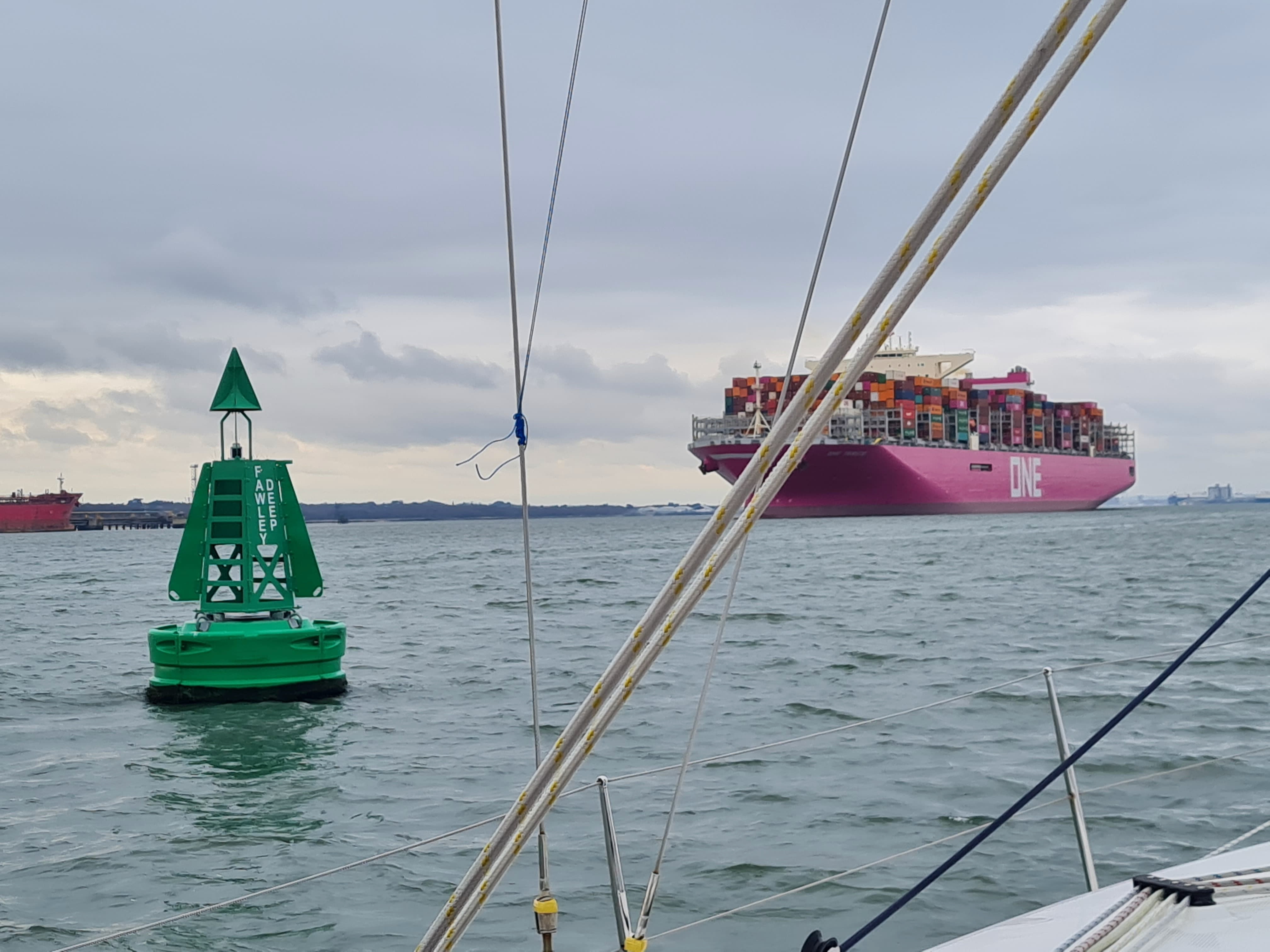 Seezeichen und Berufsschifffahrt während eines Segeltörns